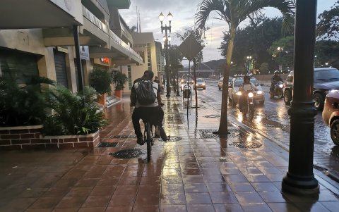 A falta de ciclovías, se usan las aceras de la urbe.