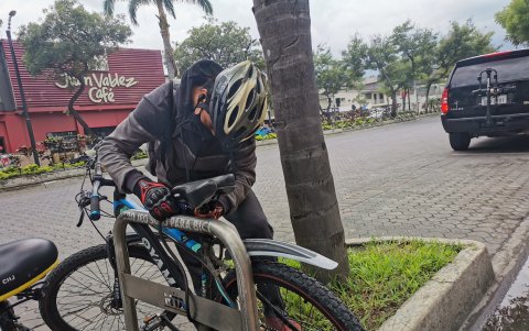 Algunos parqueos en Urdesa.