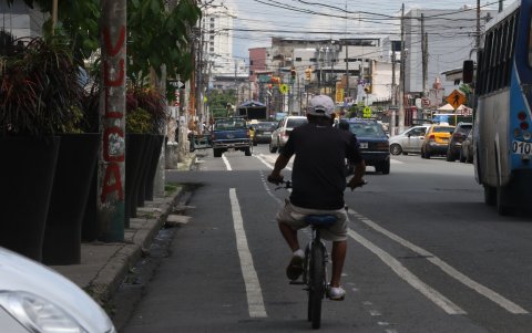 En la calle Diez de Agosto e Ismael Pérez Pazmiño se pintó un espacio para ciclistas.