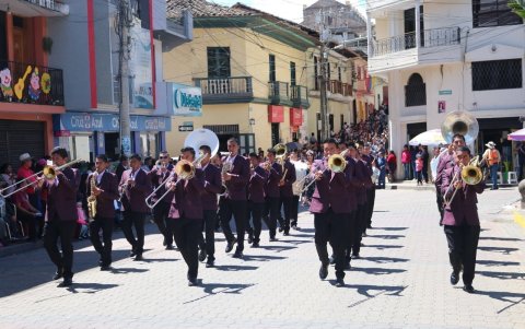 Festejos. El año pasado antes que se den las restricciones, rindieron honores con bandas de pueblo por las calles.