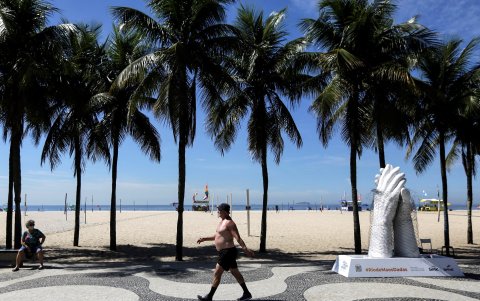 Las obras, que pueden ser vistas en lugares como la playa de Copacabana.