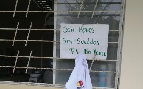 Mandiles guindados afuera de los centros, como medida de protesta.