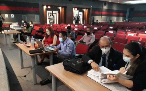 Dentro de la audiencia, la fiscal Claudia Romero acusó a nueve procesados, pero uno fue absuelto por el juez.