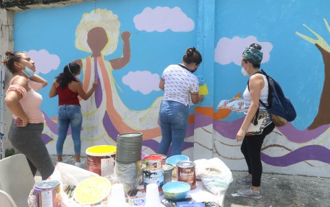 Participación. Los murales fueron elaborados por guayaquileñas y migrantes.