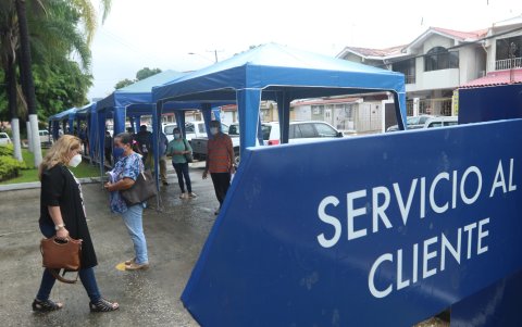 El martes 2 de marzo de 2021 amaneció lloviendo, pese a ello se formó una fila fuera de CNEL en la Garzota en el Servicio al Cliente.
