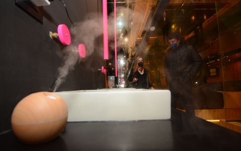 Espejos, sillas tántricas y columpios se adaptaron a las habitaciones. 

 Quito 04 de Marzo de 2021 Agencia(ag-extra ag-expreso-ag-quito)