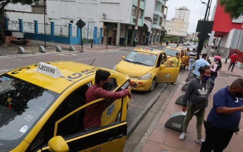 Los taxis amarillos ayer ofrecían el servicio compartido, como hasta el miércoles pasado lo hacían las taxirrutas, hacia el cantón Durán.
