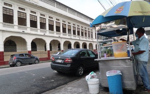 Espera. Pedro Naula educó a sus hijos con su negocio, hoy, sin ventas. Hace 20 años se ubica frente al colegio Rita Lecumberri.