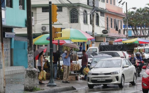 Los peatones tienen problemas para caminar por las veredas de La Pradera 1 que están ocupadas por vendedores informales.

Agencia (ag-extra)