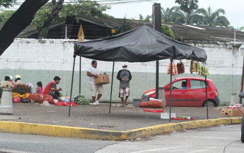 En los parterres los informales colocan carpas para proteger de la lluvia y el sol los productos que venden.