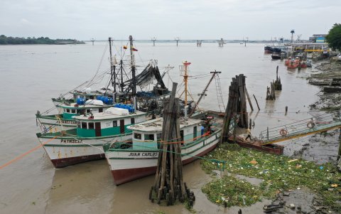 Naves. En enero de 2021 tres embarcaciones quedaron a la deriva en el río Guayas tras soltarse del muelle.