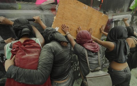 La Policía trató de repeler a las manifestantes con gas pimienta en el momento en el que se agolparon en torno al muro derribado.