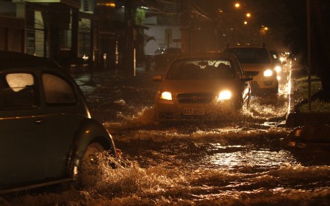 Varios carros sufrieron daños por la inundaciones en Guayaquil