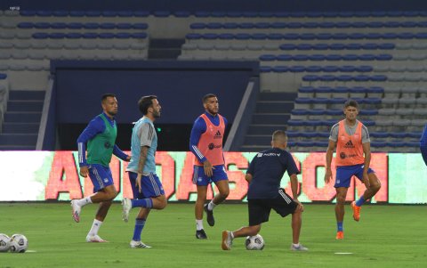 Emelec no entró a la cancha del Capwell a la hora fijada, para darle tiempo a los jugadores de Delfín que se repongan de un ajetreado viaje.