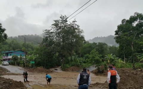 Personal de la Secretaría de Gestión de Riesgos evalúa los daños en el sector Boquerón, de la parroquia Chirijo, en Portoviejo, afectado por las inundaciones.