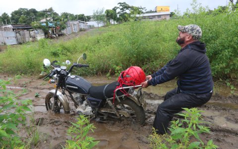 Consecuencias. Un motociclista atrapado en una calle cerca del hospital Monte Sinaí.