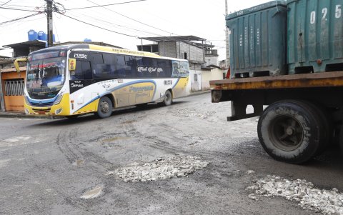 Medidas. Vecinos tapabanlgunos baches con piedra para reducir los daños, en caso de caer en ellos.