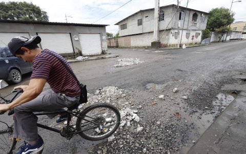 Ciclistas y conductores de vehículos livianos y pesados se ven afectados por los cráteres que hay en el barrio.