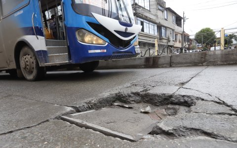 Las calles también permanecen desniveladas a causa del estado en el que se encuentran las tapas de las alcantarillas.