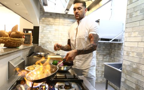 Siempre cocina en su casa y tiene buena sazón para los platos ecuatorianos.