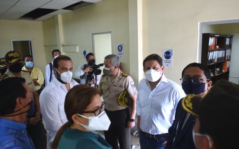 El ministro Martínez junto con la fiscal provincia Yanina Villagómez y el fiscal César Peña, quien labora en el sitio.