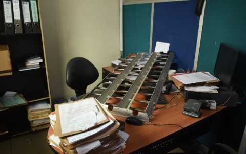 El despacho del fiscal César Peña, quien labora en el sitio, quedó parcialmente destruido tras la explosión.