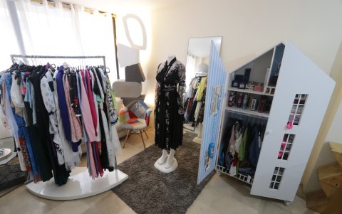 Este es el showroom de Bianca. Está en la sala de su casa, situada en la ciudadela Garzota 1.