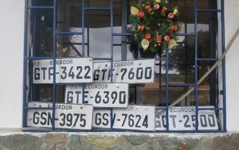 Ayuda. Al menos seis placas fueron dejadas en la UPC de Los Ceibos.