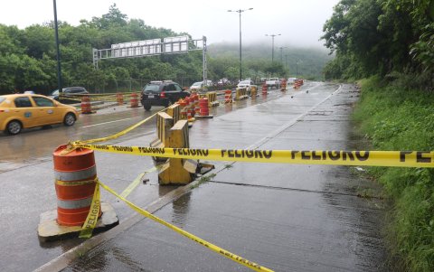 Espacio. Conductores y habitantes del sector aseguran que hasta hace una semana, solo un carril estaba cerrado. Les preocupa que con las lluvias, el problema se agrave.