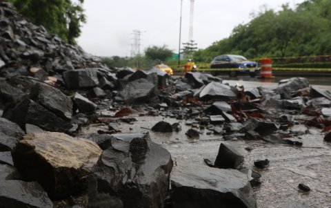 Material. A un costado de la avenida Modesto Apolo, al pie del cerro, se han formado lomas de rocas. Quienes circulan junto al daño relatan a este Diario que lo hacen con temor.