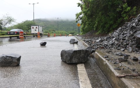 En el lugar han caído rocas feandes y pequeñas. Hasta el momento, no se han reportado incidentes severos.