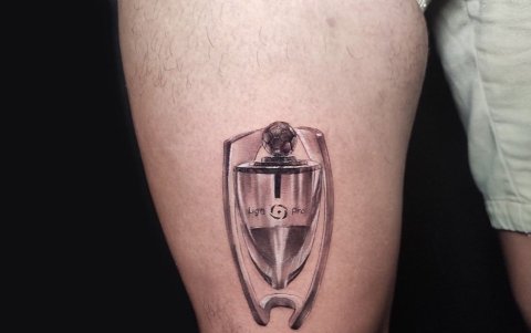 El tatuaje del trofeo de la LigaPro en la pierna de Mario Pineida.
