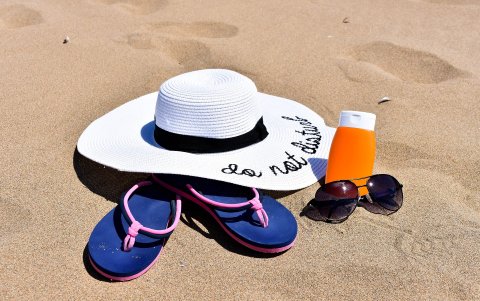 En la ciudad o en la playa no salga sin su protector solar, gafas y sombrero.