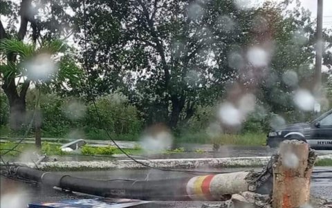 En el cantón Chone, de la provincia de Manabí, los fuertes vientos provocaron la caída de postes y árboles