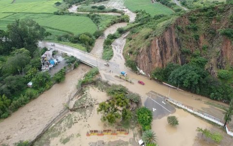 En Loja, las fuertes precipitaciones también causaron inundaciones y daños en las vías.