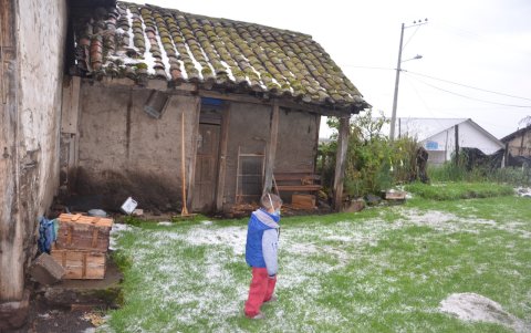 Truenos, fuertes vientos, relámpagos y hasta una granizada sorprendió a la población de Tisaleo, en la provincia de Tungurahua.
