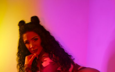 La intérprete Lila Flores.