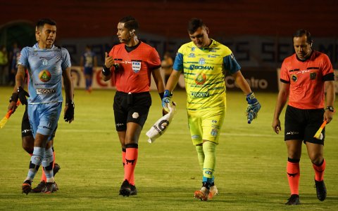 Marlon Vera (c) fue cuestionado por los jugadores de ambos equipos.