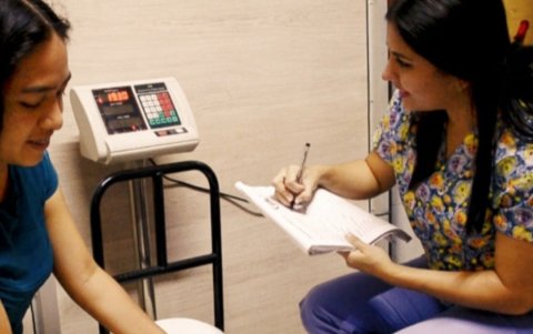 La doctora Andrea Pérez recomienda hacer un control mensual de pulgas y garrapatas.