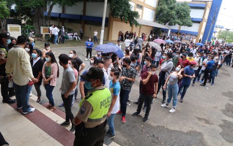 Los comicios se dieron con aglomeraciones en algunos recintos electorales instalados en la Ciudadela Universitaria.