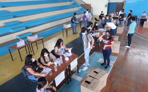 Estudiantes, profesores y trabajadores de la Universidad de Guayaquil acudieron a las urnas.
