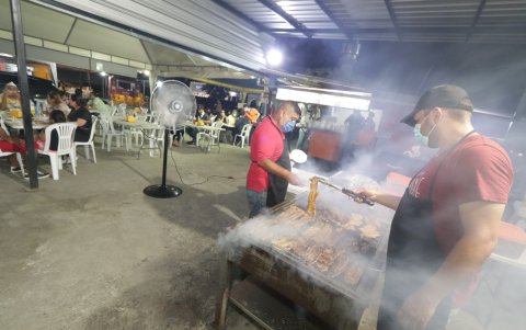 Actividad. Diferentes locales ofrecen una variedad gastronómica a lo largo de la vía.