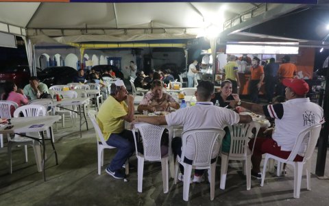 Presencia. Familias de diferentes ciudadelas del sector acuden a estos puntos para degustar de la oferta gastronómica, que va desde shawarmas hasta asados.