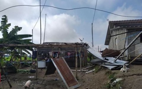 Fuertes vientos huracanados provocaron el vuelo de los techos de varias viviendas de la parroquia Pimocha, de Babahoyo.