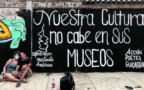 Exclusión. Un mural con esa frase fue borrado de Pradera. El muralista Aaron Torres la pintó de nuevo al norte de Guayaquil, en Sauces 8. Él critica que no haya apoyo.