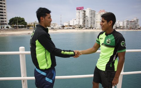 David Castro (i) saluda a David Farinango, su amigo y compañeros del Club de los Hermanos Enderica.