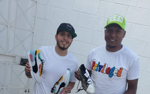 Máximo Banguera, golero de Guayaquil City, con García y unos pupos pedidos por el meta.