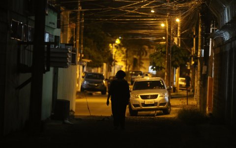 El escenario que se observa en la FAE es similar a la de su vecindario vecino, reina la oscuridad, lo que vuelve más vulnerable a los residentes,