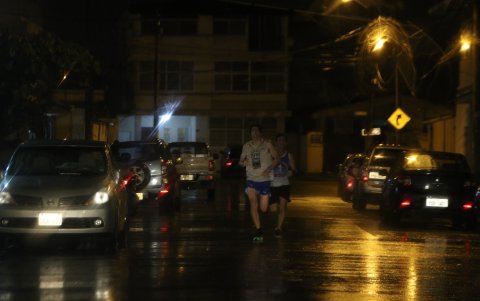 Residentes de la FAE como Juan Fernández de Córdova se ejercitan en el sitio bajo un escenario desolado y gris.