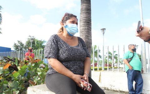 Ana Rivas acudió hasta el Laboratorio Forense para conocer las causas que motivaron la muerte de Mireya, a quien consideraba como hija.